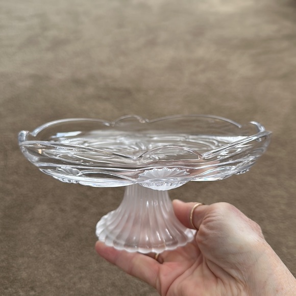 Small pedestal candy dish with shell etchings - Picture 4 of 6